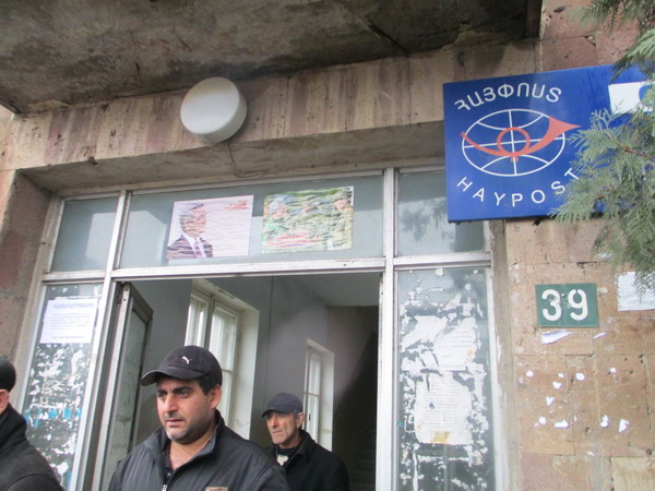Раффи Ованнисян сорвал свой рекламный плакат (видеоматериал)