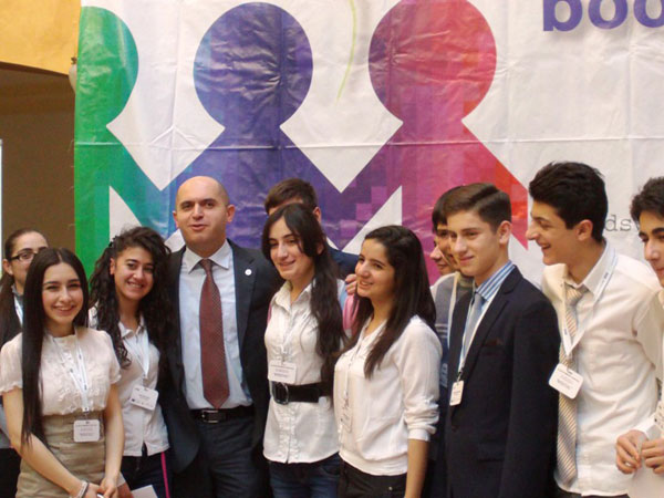 Армянская школьница – азербайджанцам: «Мое сознание не отравлено ядом» (Видеоматериал)