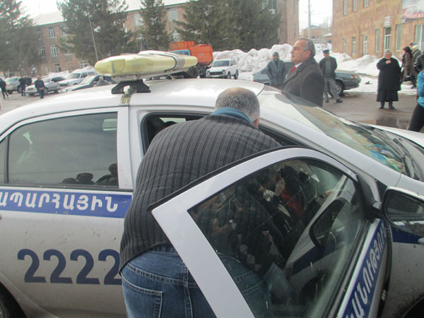 Полицейские уехали от Раффи Ованнисяна, а затем вступили с ним в спор