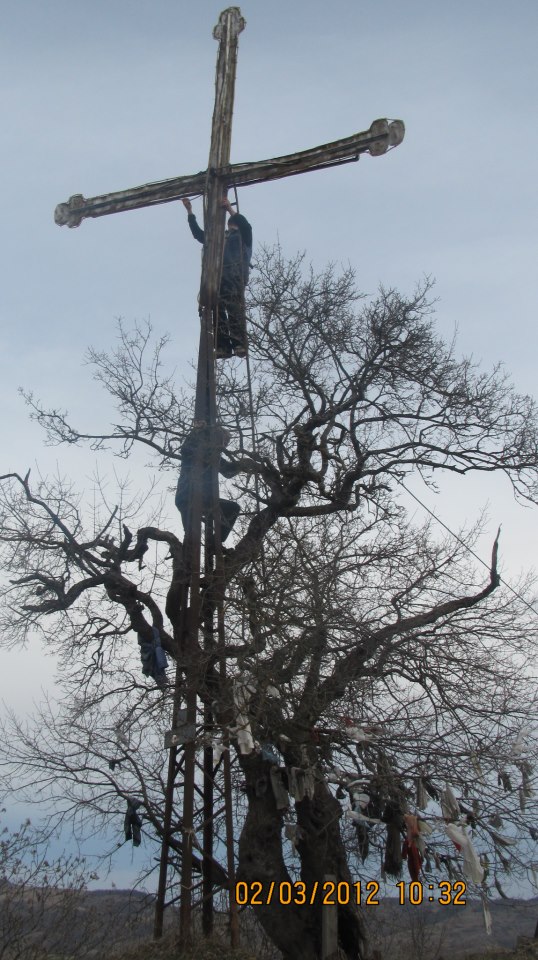 Крест Арснакара и триколор – прямо напротив Азербайджана