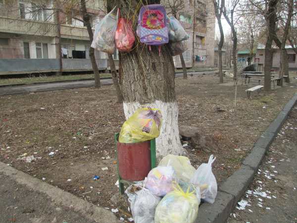 В Нор Ачине мусор развешивают на деревьях