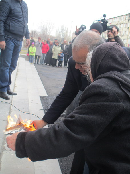 Раффи Ованнисян руками потушил горящие фотографии Кочаряна и Саргсяна