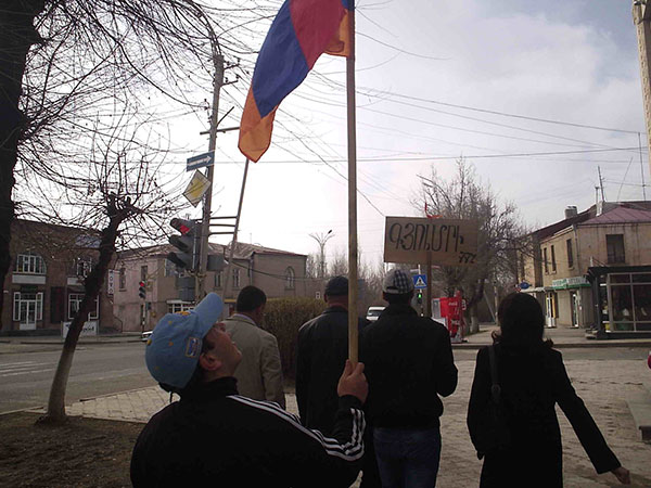 Идущие пешком в Ереван гюмрийцы, Ашнакская газозаправочная станция и преследования со стороны артикского участкового
