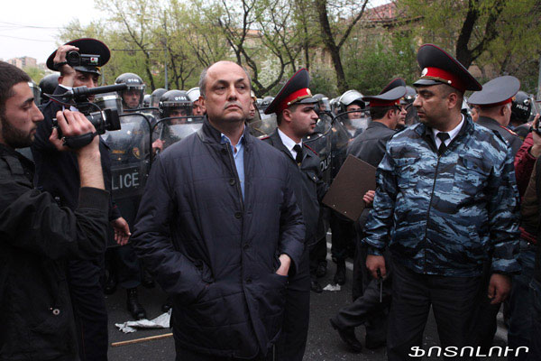 Есть ли связь между освобождением начальника полиции Еревана и событиями 9 апреля?