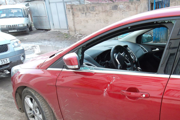 Нападение на автомобиль Левона Барсегяна. Нанесен ущерб примерно в размере 4000 долларов США