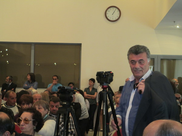 Спор на встрече Раффи Ованнисяна: Павлик Саркисян требовал разъяснений относительно «рукопожатия с Сержем Саргсяном»