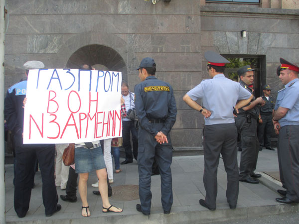 «Газпром вон из Армении» – акция протеста перед посольством России (Видеоматериал, фоторяд)
