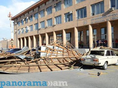 В результате падения крыши на служебной автостоянке аэропорта Звартноц были повреждены 36 автомобилей