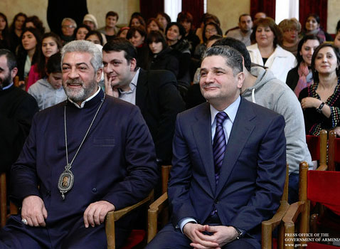 Политолог: «Католикос должен сдерживать священнослужителей, которые в этой голодной стране ходят с многокилограммовыми золотыми крестами»