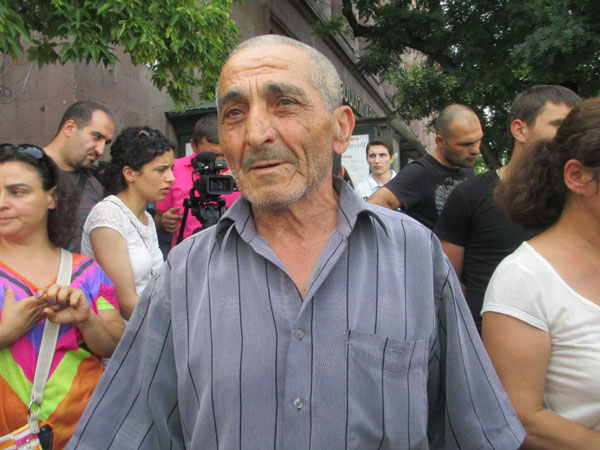 Отец водителя-армянина возле посольства РФ не смог сдержать слезы (Видеоматериал)