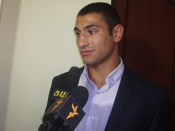 Боксер из Гюмри лишил азербайджанца 15 тысяч долларов