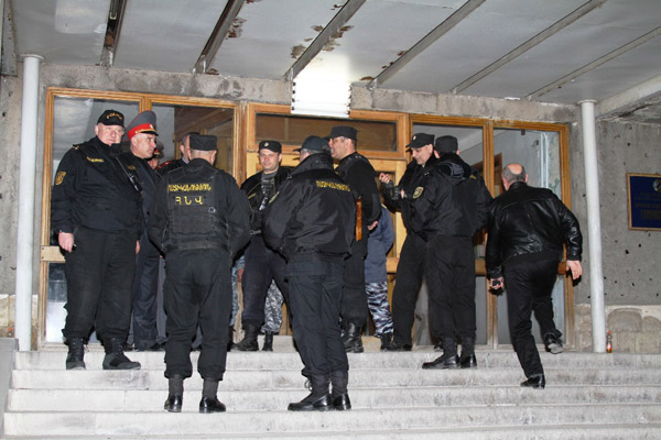 Гюмрийские полицейские в шоке. Прибыли также высокопоставленные сотрудники Полиции РА