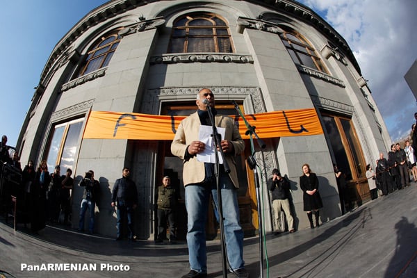 Раффи Ованнисян проводит митинг – для политических оценок