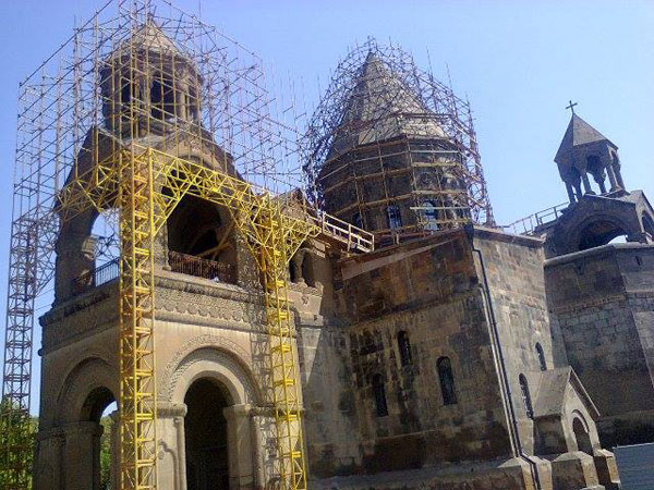 Купола Эчмиадзинского кафедрального собора пока останутся в «блокаде» металлических лесов