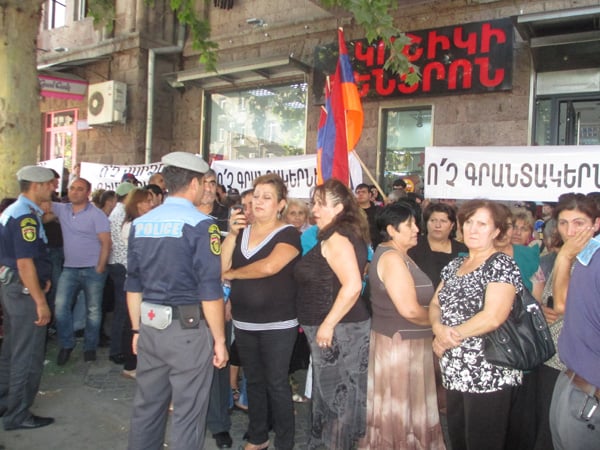 Среди протестующих находится женщина, представившаяся родней Самвела Алексаняна