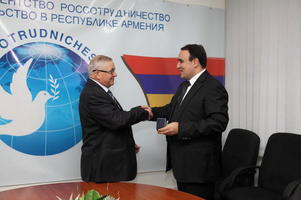 Руководитель ереванского офиса Россотрудничества Виктор Кривопусков награжден медалью Совета национальной безопасности Армении