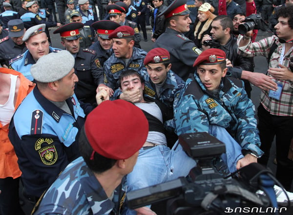 Провокация полицейских в гражданской одежде на проспекте Маштоца (видеоматериал)