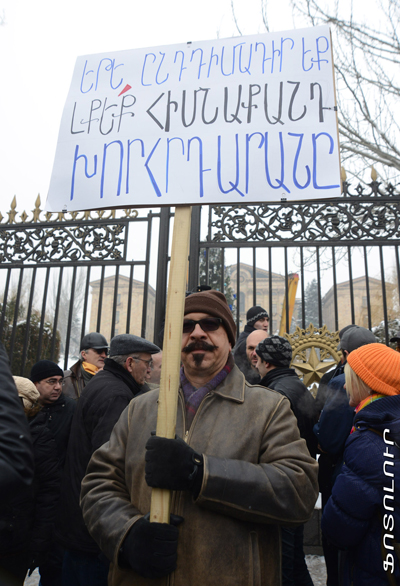 «Мы не доверяем! Уходи!»: участники акции Армену Рустамяну