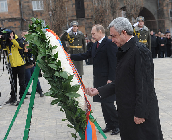 Серж Саргсян почтил память жертв землетрясения вместе с Путиным