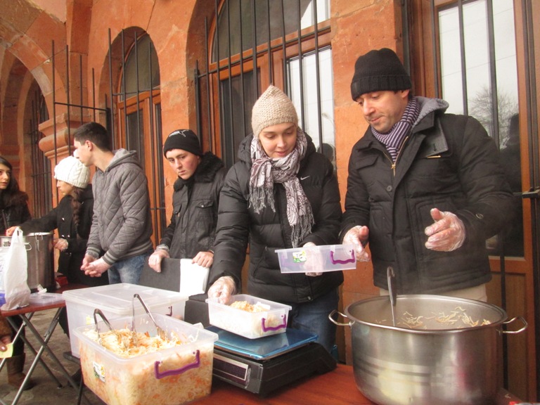 «В Армении есть проблема с питанием». Каргин Айко и кавээнщик Артак организовали передвижную столовую (Видеоматериал)