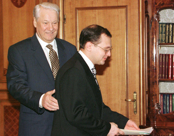 “Нужен политический тяжеловес”,- сказал Ельцин, уволив премьер-министра Кириенко