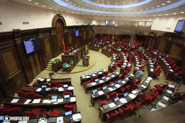 В армянском парламенте звучали дифирамбы в адрес ЕЭС