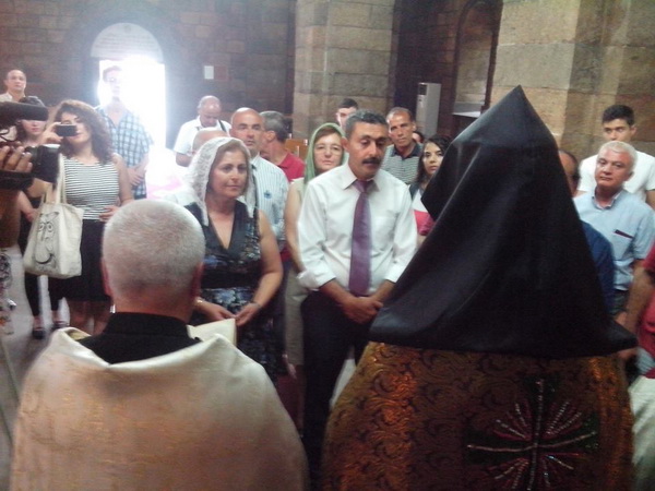 Исламизированные армяне приняли крещение в Эчмиадзине