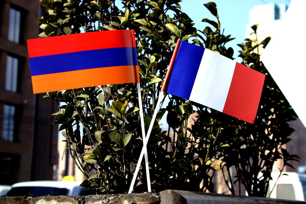 Посольство Франции отказывает родителям девушки, находящейся в коме