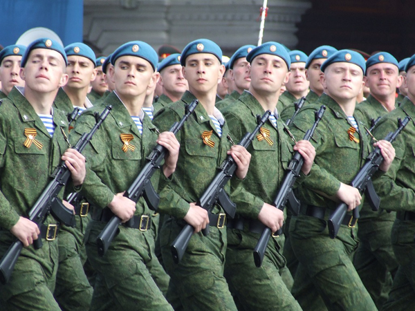 Проведение парада российских войск в Ереване представитель МИД считает “нормальной практикой”