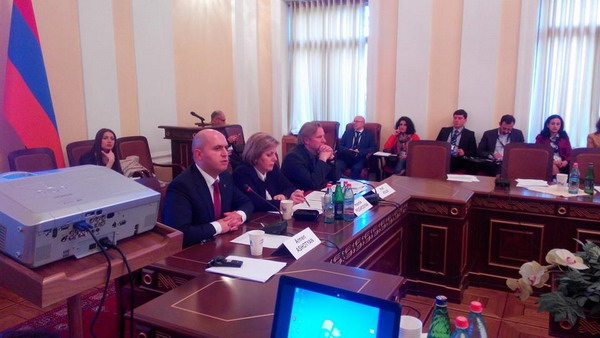 Почему министр образования и науки Армении выступает в собственной стране с речью на иностранном языке?