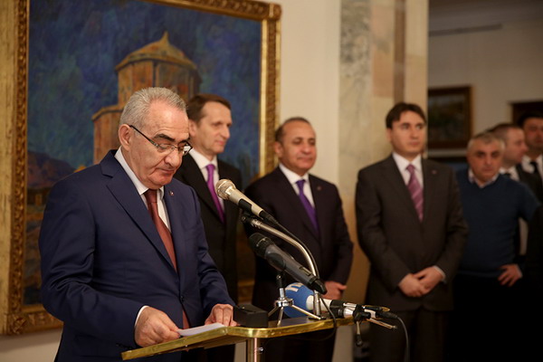 По инициативе фонда IDeA в парламенте Армении открылась выставка «Дорогами Великой победы»