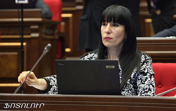 Наира Зограбян забрала партийные документы