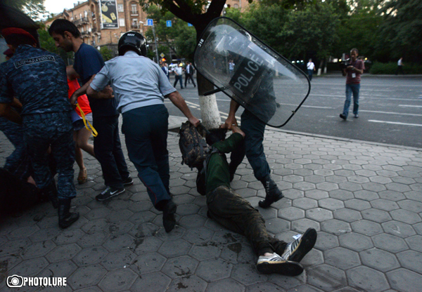 На какие средства была выдана компенсация журналистам, пострадавшим 23 июня на проспекте Баграмяна