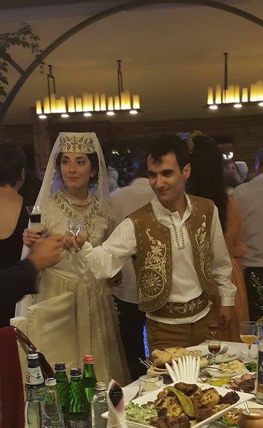 Тигран Амасян связал себя узами брака в традиционной национальной одежде