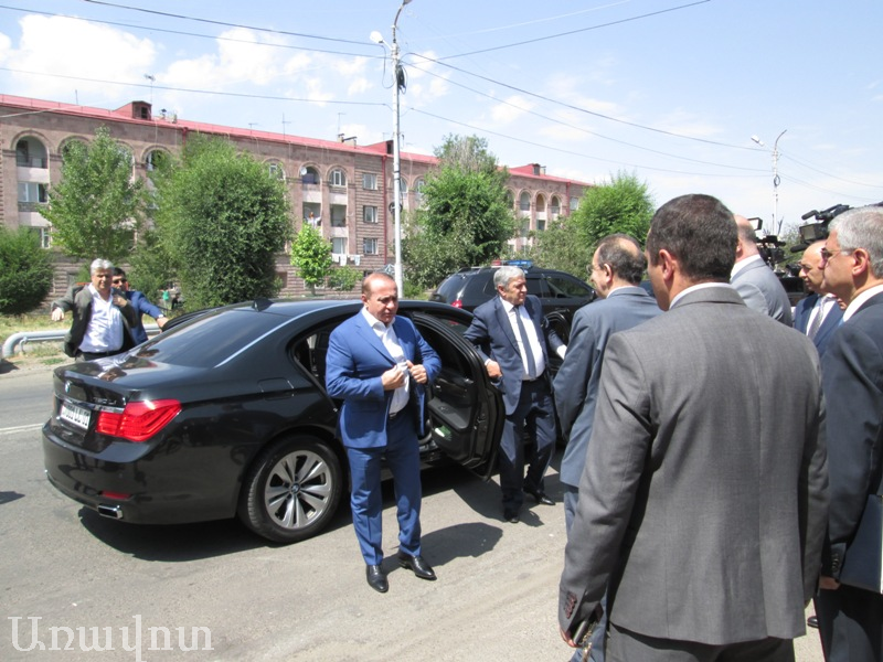 Премьер-министр посетил  Гюмри в приподнятом настроении, с бизнесменом из  армянской диаспоры (фоторяд)