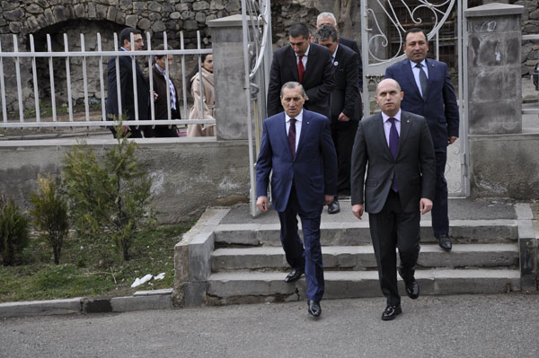 Арам Карапетян: «У губернатора нет полномочий назначать заместителя директора»