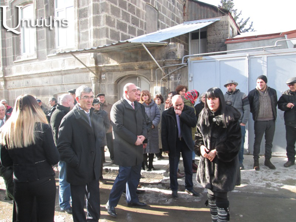 На улице Варпетац в Гюмри открылась мемориальная доска талантливого переводчика (фоторяд)