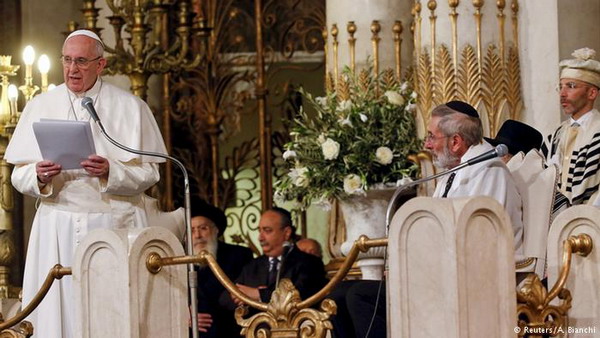 Папа Римский Франциск впервые посетил синагогу: Deutsche Welle