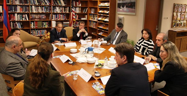 Главный помощник президента США встретился с лидерами гражданского общества Армении: посольство (ФОТО)