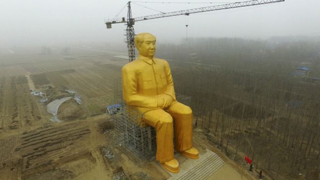 «Золотой Мао»: гигантская статуя коммунистического вождя установлена в Китае – ВВС