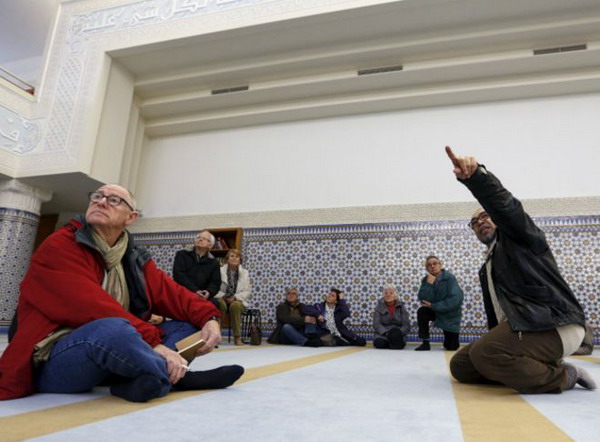 Сотни мечетей Франции устроили «день открытых дверей» для немусульман: ВВС