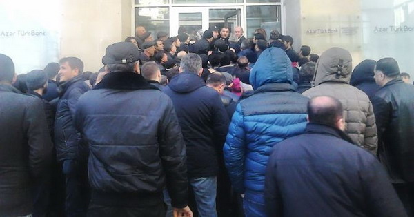Паника в Азербайджане: граждане атакуют единственный в Баку банк, чтобы купить доллары и евро (ФОТО)