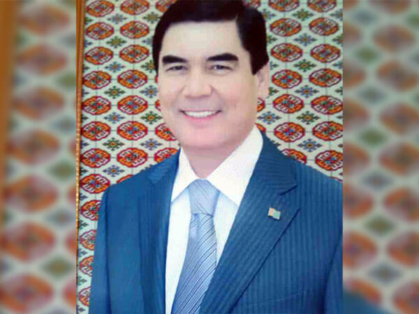 В школах Туркменистана от педагогов требуют «обновить» портреты президента за свой счет
