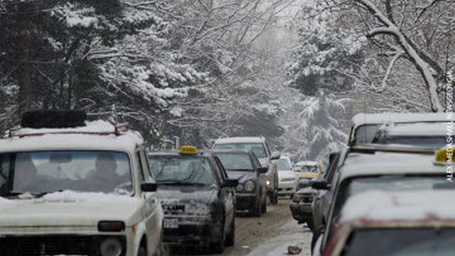 Около 50 машин скопилось из-за обильного снега в Грузии на границе с Арменией: Новости-Грузия