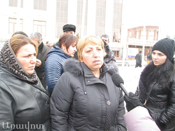 Родственники убитой семьи Аветисянов вышли на центральную площадь Гюмри (ФОТО)
