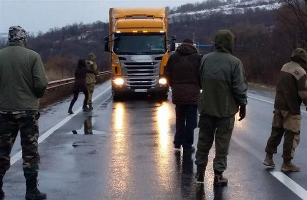 На западе Украины стихийно заблокировали российские грузовики: УНИАН (ФОТО)