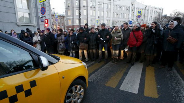 Московская полиция жестко разогнала акцию валютных ипотечников у здания ЦБ РФ