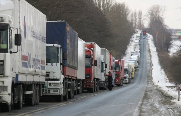 Украина официально запретила транзит для российских грузовиков: Радио Польша