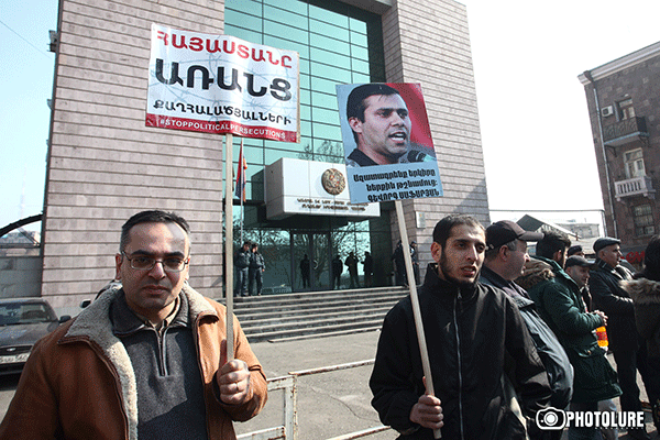 Граждане забросали яйцами здание суда в Ереване в знак протеста: «А1+»