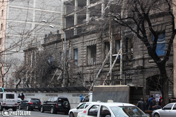 Разрушают фасад бывшего здания Библиотеки имени Исаакяна в Ереване, вмешались граждане (ФОТО)